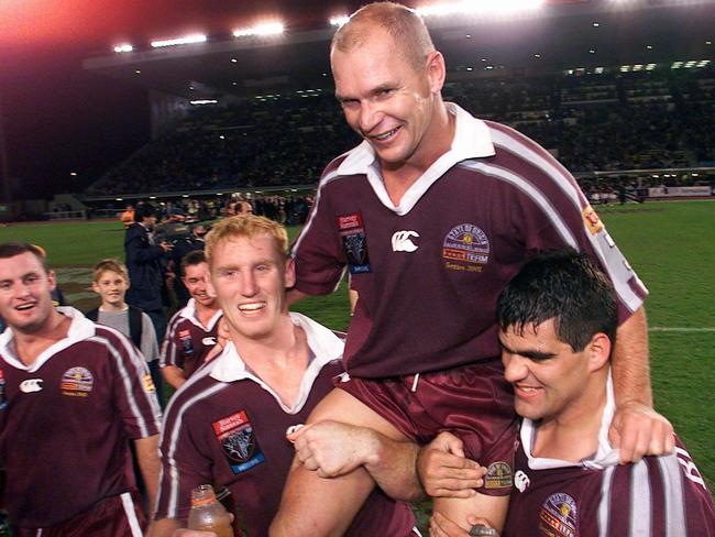 ** Autralian Out - No Onpass or Sale **JULY 1, 2001 : Allan Langer being chaired from ground by teammates after Queensland defeated NSW in game 3 to win State of Origin series at ANZ Stadium in Brisbane, 01/07/01. Pic Glenn Barnes.Rugby League