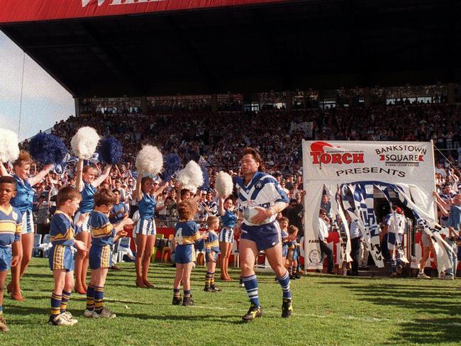 Bulldogs legend Terry Lamb runs onto Belmore Sports Ground for his last game on the ground in 1995.