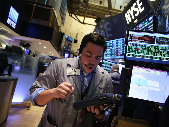 NEW YORK, NY - JULY 13: Traders work on the floor of the New York Stock Exchange on July 13, 2015 in New York City. The Dow Jones industrial average was up in morning trading on news of a potential bailout agreement in Greece and hints that there has been a deal reached in the nuclear talks with Iran. Spencer Platt/Getty Images/AFP == FOR NEWSPAPERS, INTERNET, TELCOS & TELEVISION USE ONLY ==