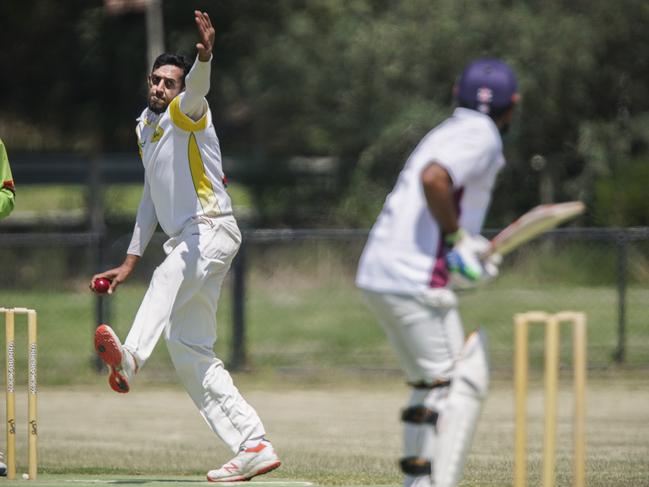 Adeel Hussain bowling for Tootgarook last season. Picture: Valeriu Campan