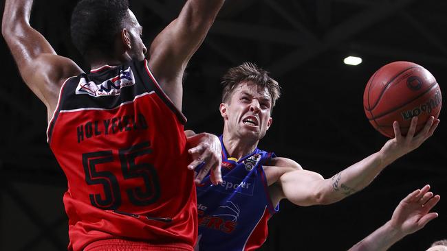 Sixer Nathan Sobey drives to the basket against Illawarra. Picture: Sarah Reed