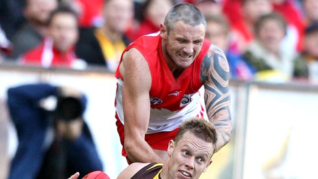 Peter ‘Spida’ Everitt balances on his two legs. Picture: Wayne Ludbey