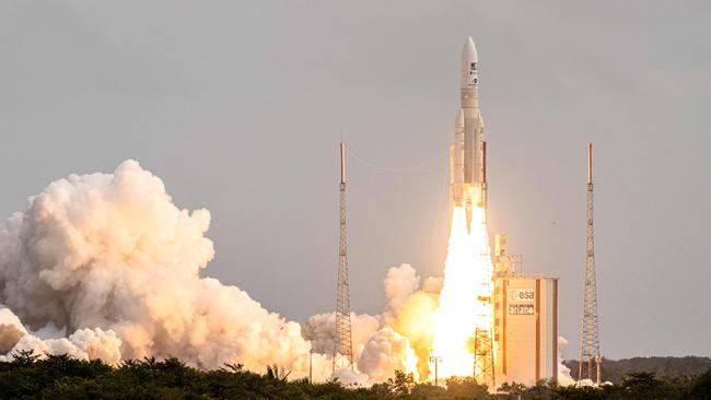 TOPSHOT – This photograph taken on April 14, 2023, shows Arianespace's Ariane 5 rocket lifting off from its launch pad, at the Guiana Space Center in Kourou, French Guiana. – The European Space Agency's JUICE mission to explore Jupiter's icy, ocean-bearing moons will again try to blast off on April 14, 2023, a day after the first launch attempt was called off due to the threat of lightning. (Photo by Jody AMIET / AFP)