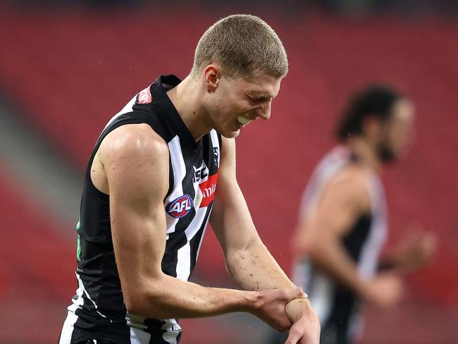 Collingwood's Will Kelly in agony after dislocating his elbow