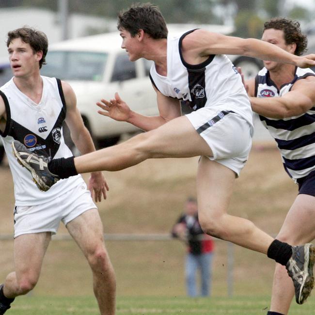 SEPTEMBER 04, 2004: Matthew Wollington kicks the ball in an AFL match between the Southport Sharks and Broadbeach Cats. PicDavid/Clark - afl football