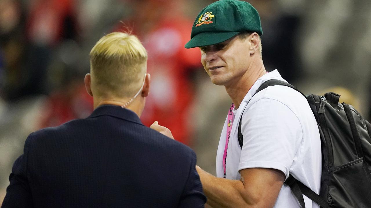 Warne lets former AFL star Nick Riewoldt try on his baggy green.