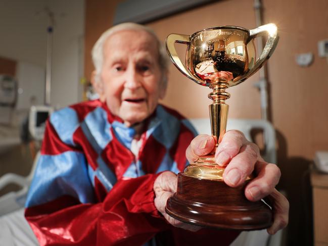 Late Melbourne Cup winner jockey William Smith talks about his win back in the day. Photo: Scott Powick