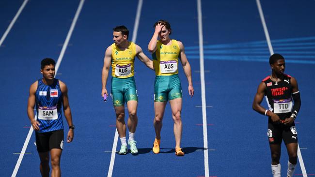 Jack Hale of Australia consoles team Rohan Browning after Browning stumbled and fell at the baton change in 2022. (AAP Image/Dean Lewins)