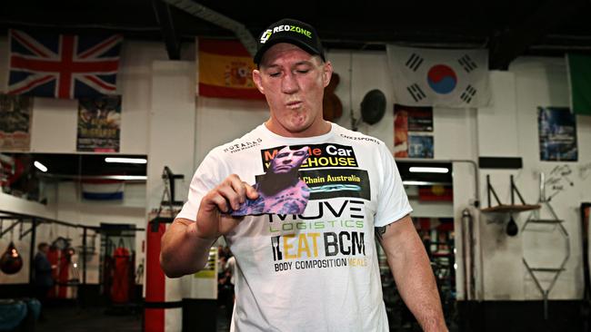 SYDNEY, AUSTRALIA- News Wire photos APRIL 14 2021- Paul Gallen eating a birthday cake picture of Lucas Brown at Bondi Boxing club ahead of his fight with former world heavyweight champion Lucas Browne next Wednesday. Picture: NCA NewsWire / Adam Yip