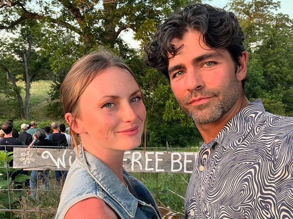 Hollywood star Adrian Grenier pops up in Byron Bay with local soap actress  | NT News