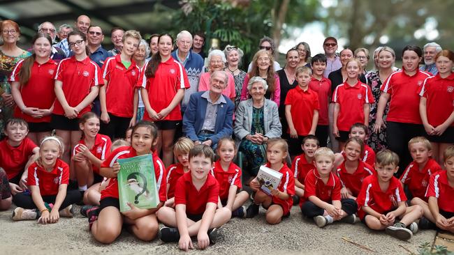 Local legend Fred Hoskins and his wife Olwyn with the Wyrallah Public School students he visits regularly to encourage their learning. Picture: Ben Griffin