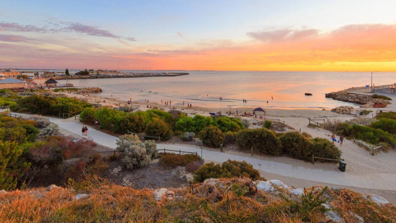 WA Premier Mark McGowan plans to maintain a hard border, and dismissed suggestion of a travel bubble. Picture: Alamy