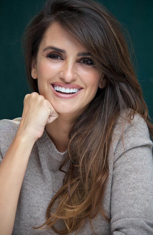 Penélope Cruz snuggles up