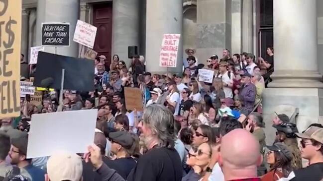 Hundreds rally to save Adelaide's Crown and Anchor Hotel