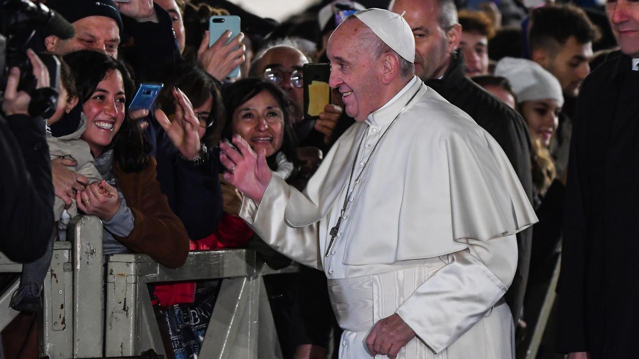 Palads svinge Numerisk Furious Pope Francis slaps woman's hand after she grabs him | news.com.au —  Australia's leading news site