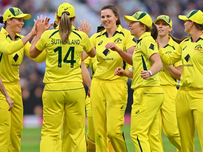 BIRMINGHAM, ENGLAND - JULY 01: Tahlia McGrath of Australia (c) celebrates with her team mates after dismissing Heather Knight of England during the Women's Ashes 1st Vitality IT20 match between England and Australia at Edgbaston on July 01, 2023 in Birmingham, England. (Photo by Dan Mullan/Getty Images)