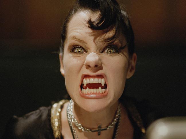 Actress Parker Posey as vampire villain anica Talos in 2004 film "Blade : Trinity". movies scene horror teeth