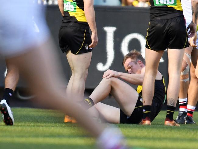 Jack Riewoldt of the Tigers is injured                        <a class="capi-image" capiId="39cbbd80741001a8914aa0a9f08dd241"></a>