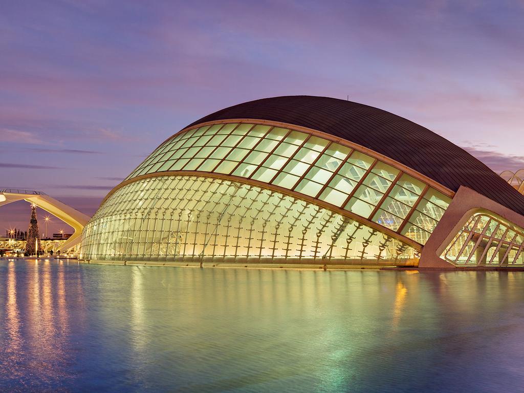 Ciutat de les Arts i les Ciències, Valencia, Spain (1996) by Spanish architect Santiago Calatrava. Photo: David Liff. License details: http://trib.al/xxW9Gda