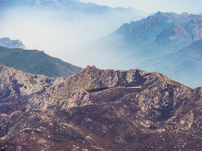 2019 Tasmanian bush fires. Lake Wugata and Lake Mulana, Denison Range, Gell River Fire - at Southwest National Park. . Picture - LUKE TSCHARKE / PAR AVION
