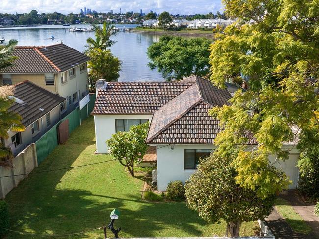 9 Collingwood Avenue, Cabarita, NSW - tiny, aged home in prime location expected to go for $8m plus at auction. NSW Real Estate