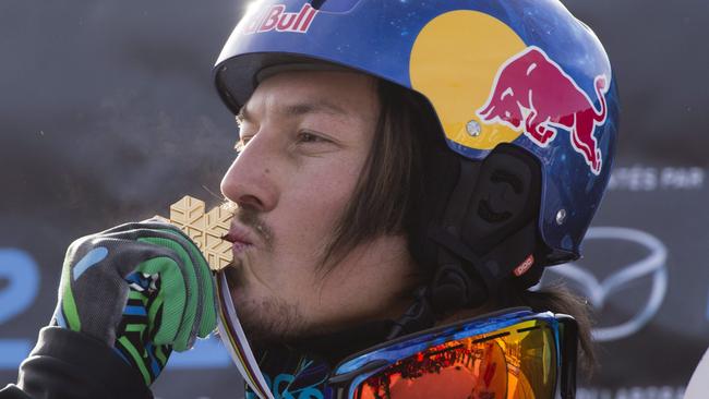 Snowboarder Alex Pullin of Australia, kisses his gold medal after winning the men's snowboard cross final 26 Jan 2013 at the Snowboard World Championships in Stoneham, Quebec, Canada. (AP Photo/The Canadian Press, Jacques Boissinot)