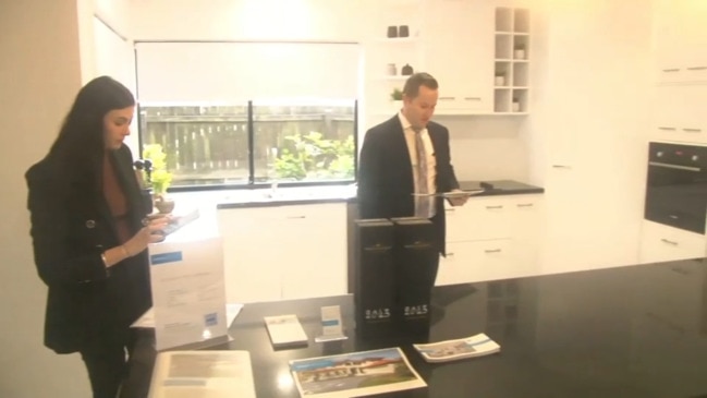 Replay: Brisbane house auction – 8 Sunset Pl, Carindale