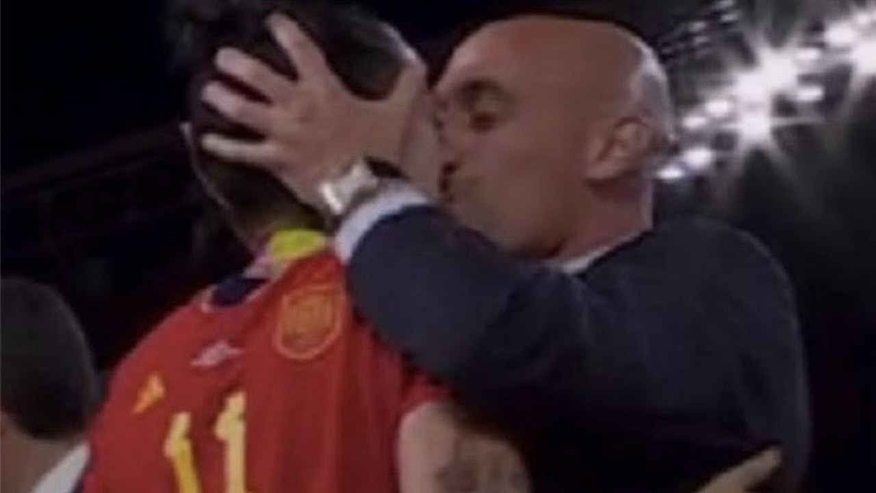 Spanish FA president Luis Rubiales kisses Jenni Hermoso.