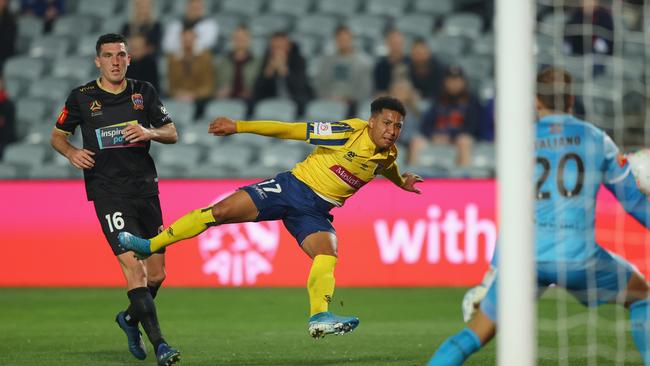 Mariners attacker Samuel Silvera forces a save from Jets goalkeeper Lewis Italiano. Picture: Getty Images