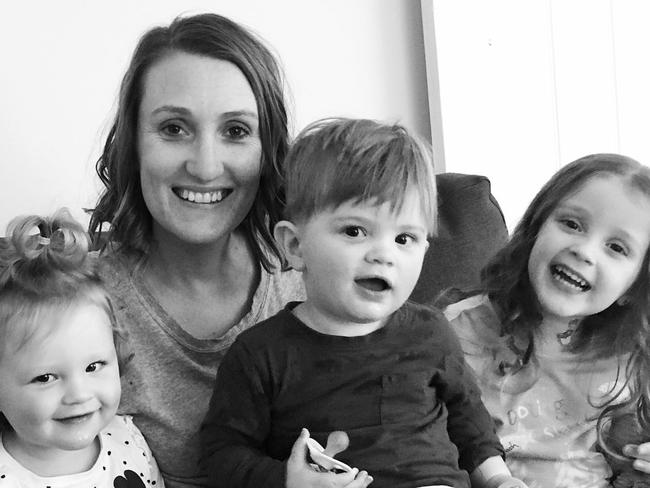 Mother-of-three Elizabeth Kelly tragically died just 9 nines after she was diagnosied with stage four cancer. Picture: Facebook