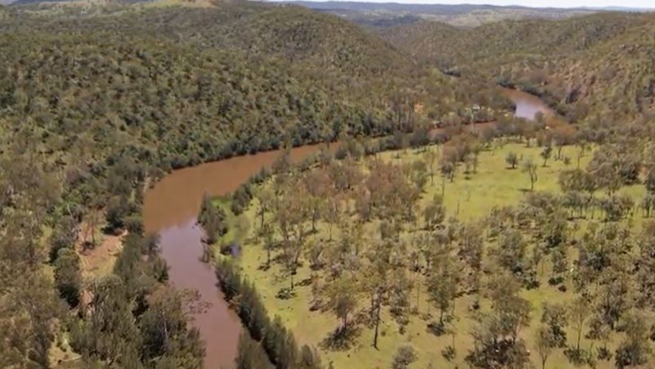 The weir is located southeast of Nanango on Cooyar Creek, near the Seven Mile Diggings and was built in 1953.