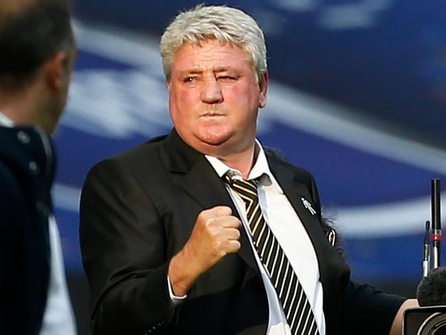 (FILES) In this file photo taken on May 28, 2016 Hull City's English manager Steve Bruce (R) reacts during the English Championship play-off final football match between Hull City and Sheffield Wednesday at Wembley Stadium. - Premier League club Newcastle United have announced that Steve Bruce is their new head coach. (Photo by Ian Kington / AFP) / NOT FOR MARKETING OR ADVERTISING USE / RESTRICTED TO EDITORIAL USE