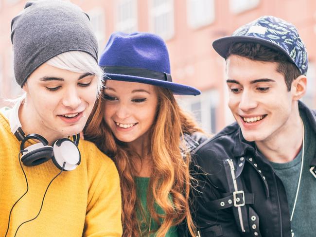 Group of young teens playing videogames outdoors - Cool teenagers hanging out in a university campus