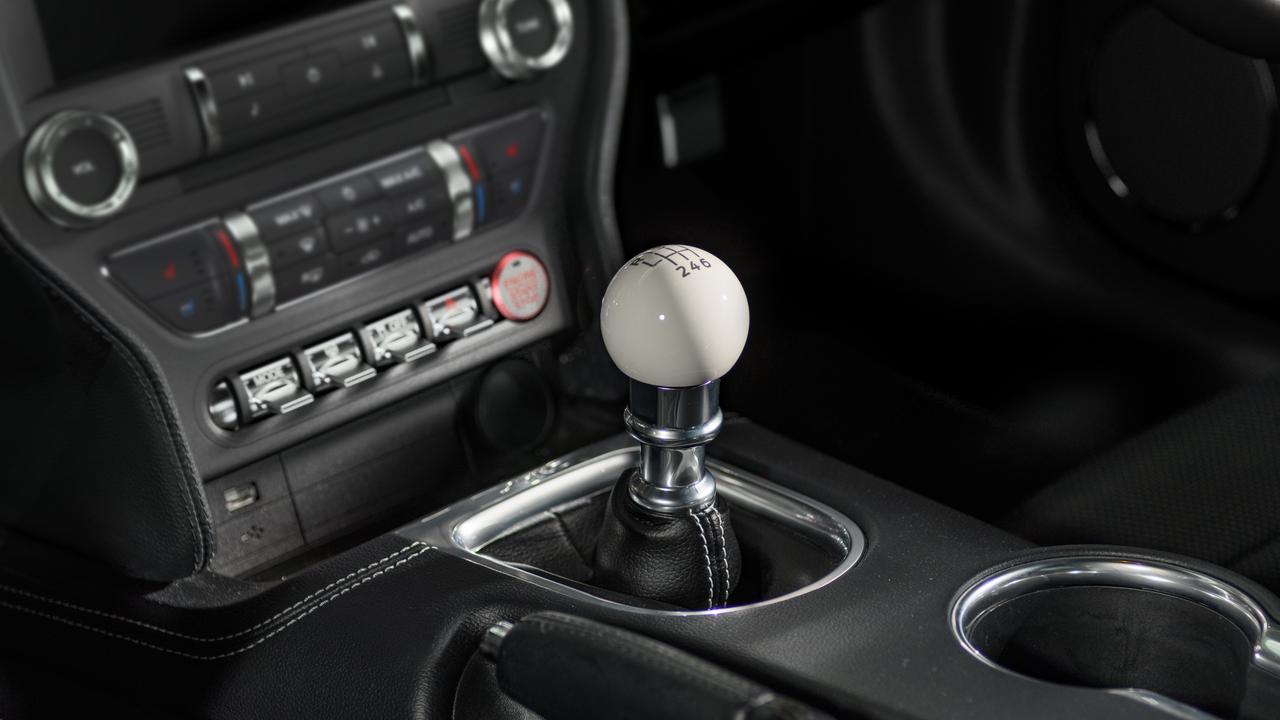 A cue ball topped gear shift adds to the Mustang’s performance flavour.