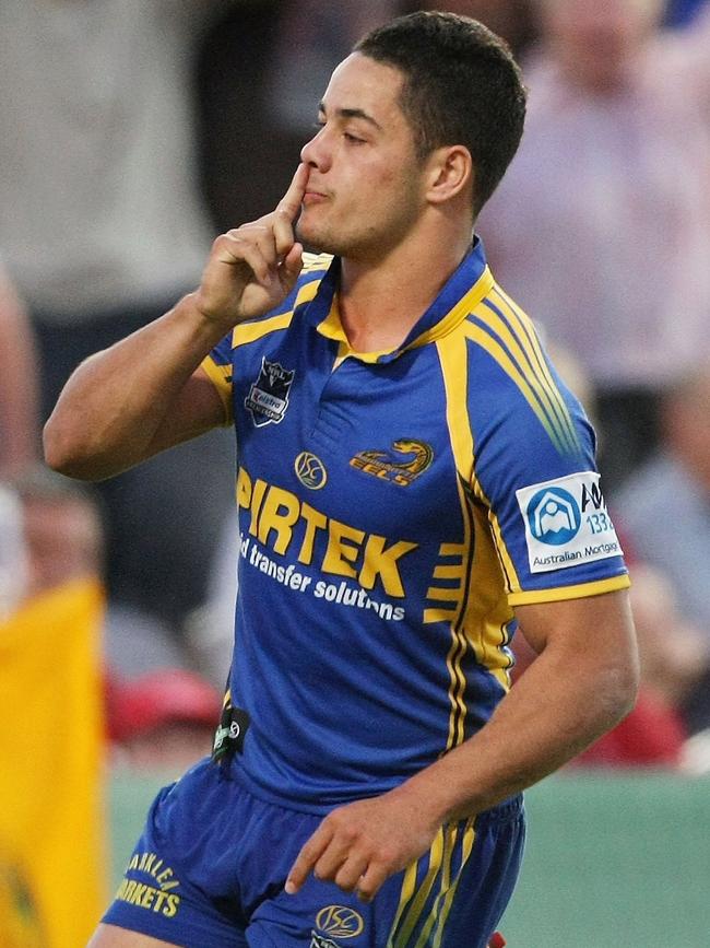 Jarryd Hayne gestures to Dragons fans during the 2009 qualifying final.