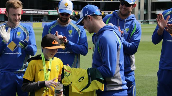 Steve Smith presents Riley Macnee with his own personalised Aussie shirt.
