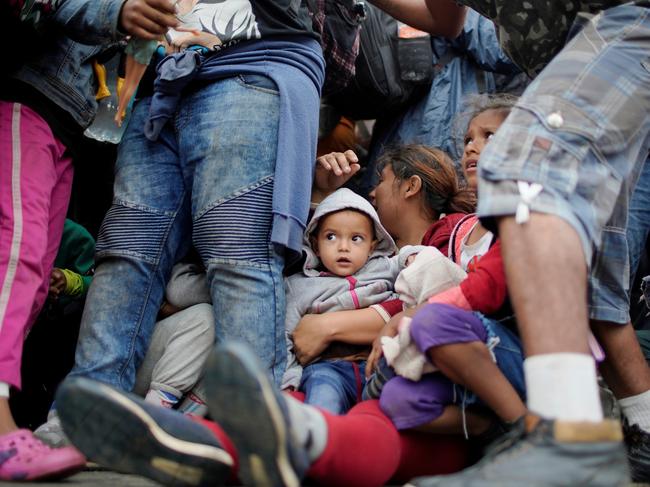A family of migrants squeeze on a platform truck for a lift during their journey towards the United States, in Acayucan, Mexico January 25, 2019. REUTERS/Alexandre Meneghini - RC185833D1D0