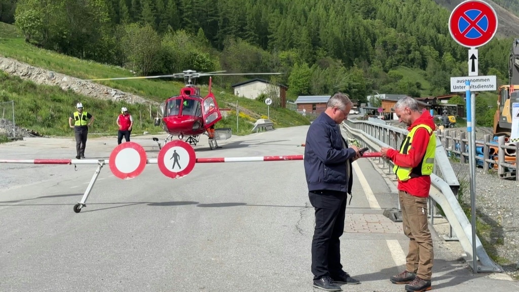 Rock and ice prevent rescue work after Swiss glacier collapse