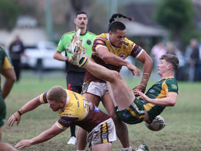 Henry Tuiafiso dishes up a big hit for Cambridge Park. Picture Warren Gannon Photography