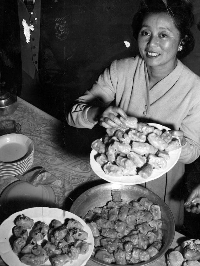 Phyllis Moy preparing dimsims in Chinatown in 1959. Picture: HWT Library.