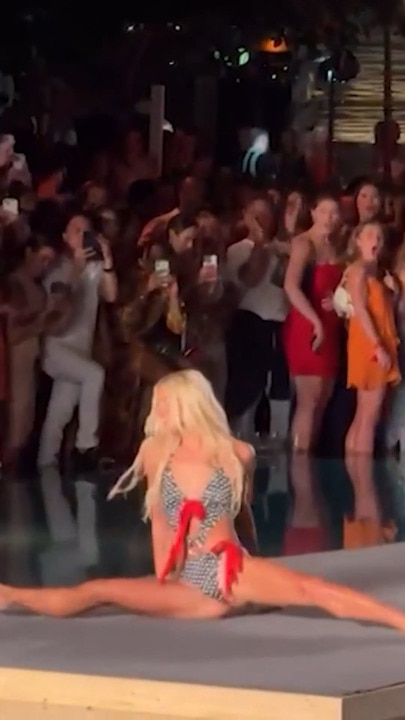 Livvy Dunne steals the show with stunning split at SI runway