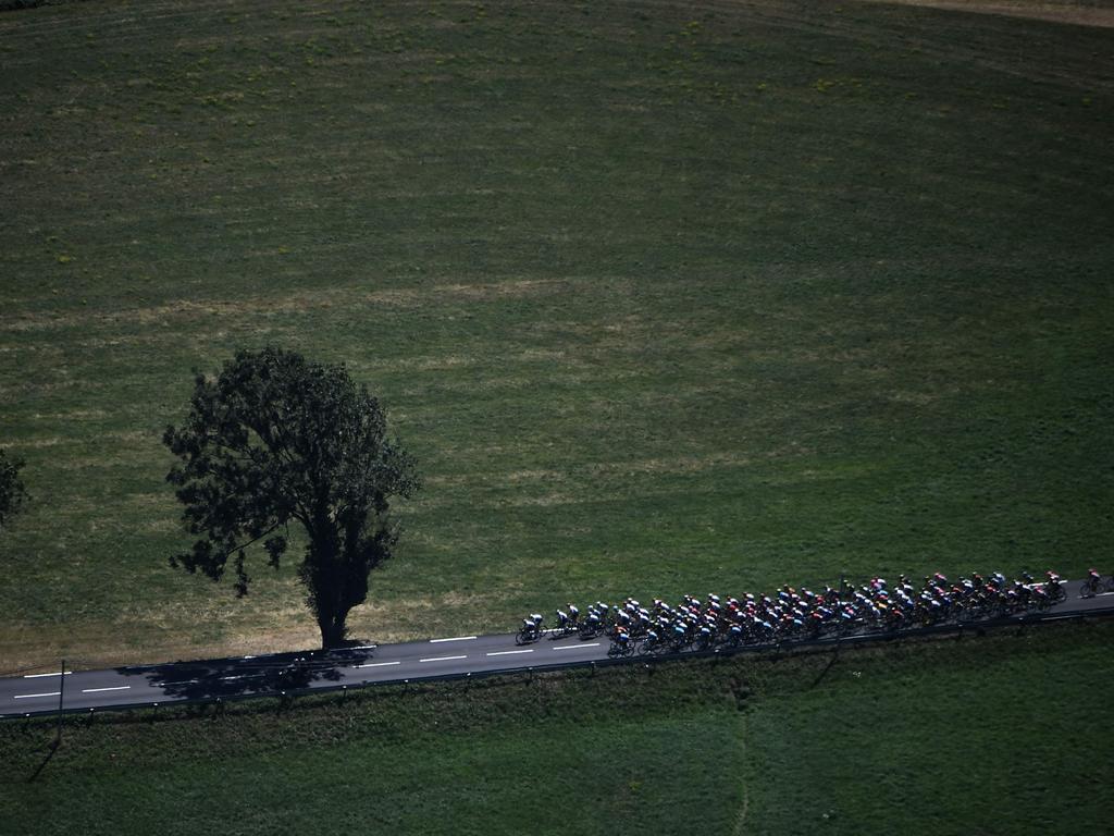 The pack rides during the eleventh stage of the 105th edition of the Tour de France cycling race between Albertville and La Rosiere, French Alps, on July 18, 2018. / AFP PHOTO / Jeff PACHOUD