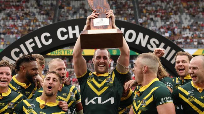 SYDNEY, AUSTRALIA - NOVEMBER 10:  Isaah Yeo of Australia holds aloft the Pacific Championships trophy as he celebrates with team mates after winning the 2024 Pacific Championships Pacific Cup Men's Final match Australia Kangaroos and Tonga XIII at CommBank Stadium on November 10, 2024 in Sydney, Australia. (Photo by Matt King/Getty Images)