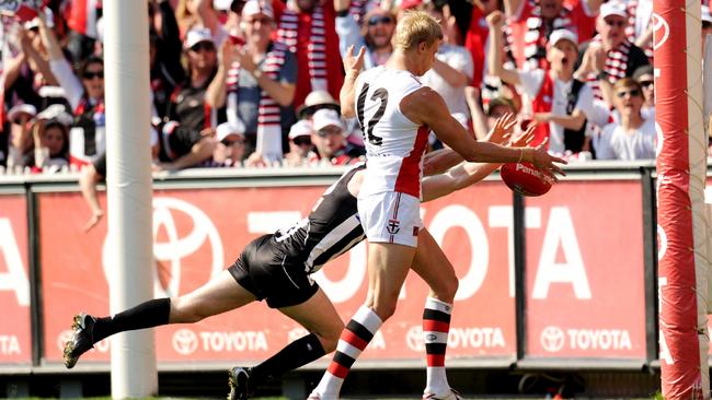 Heath Shaw’s famous smother on Nick Riewoldt in the 2010 Grand Final replay