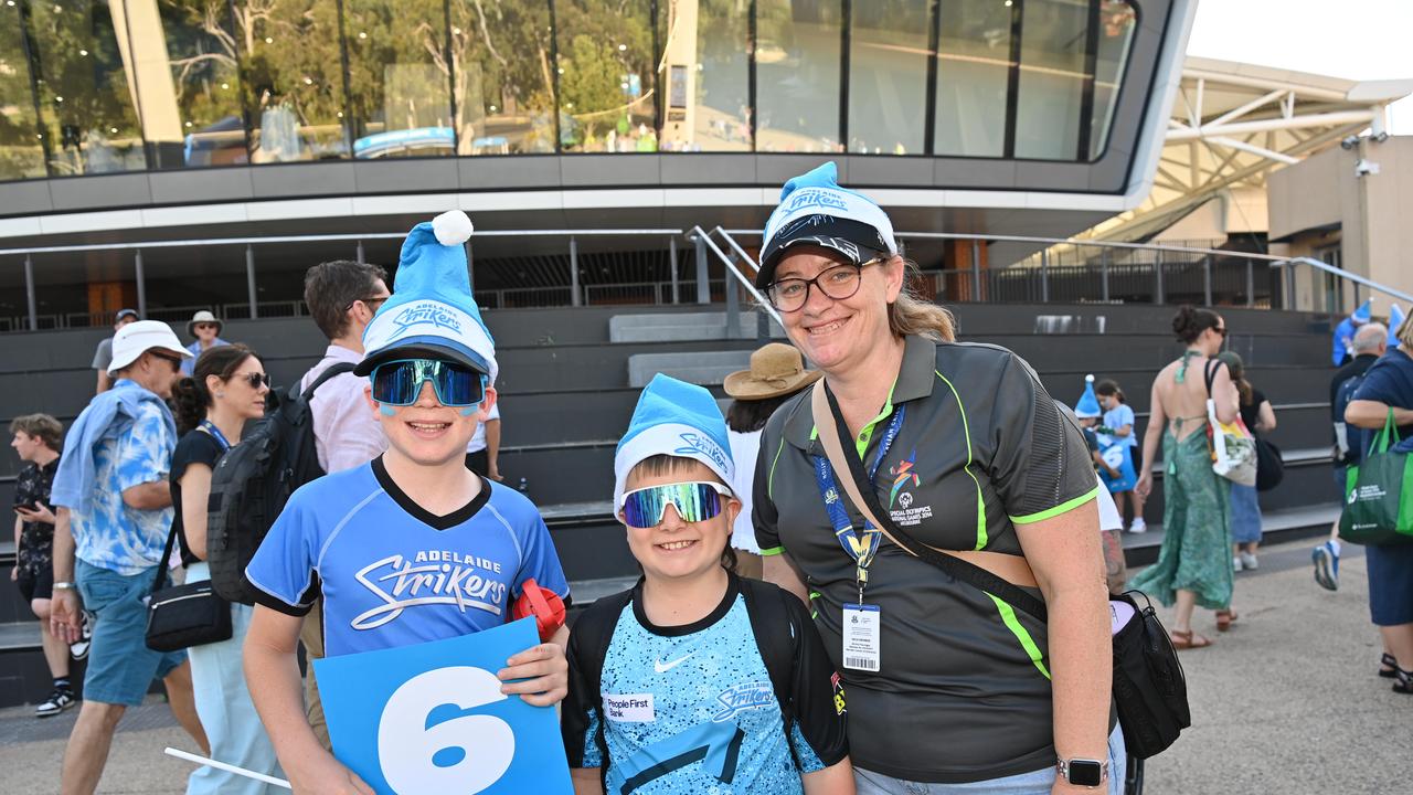 20/12/24. Gallery Big Bash - Adelaide Strikers v Melbourne Stars at Adelaide Oval. Picture: Keryn Stevens