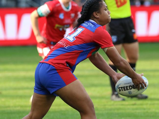 Fane Finau fires off a pass for Newcastle. Picture: Warren Gannon Photography