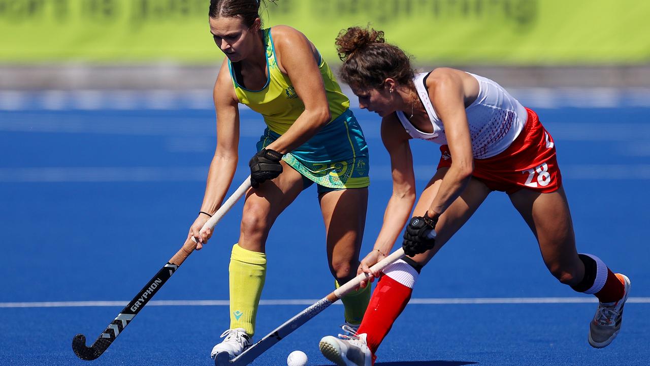 Rebecca Greiner from Australia ompetes for the ball with Flora Peel. Picture: Mark Kolbe/Getty Images