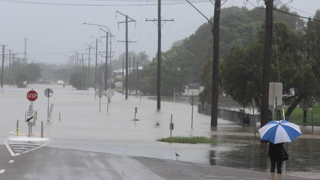 Flooding closes roads and cuts off towns in North Queensland | Daily ...