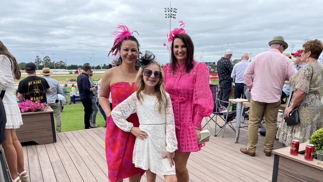 Cranbourne Cup 2022: Tanya Van Tricht, Susan Careri & Zoe
