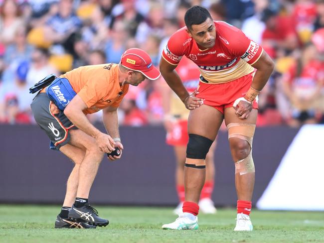 Connelly Lemuelu suffers a dislocated knee cap. Picture: NRL Photos